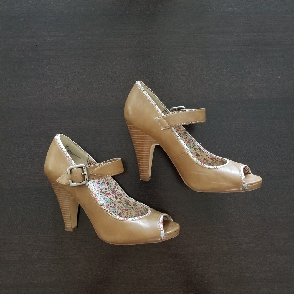 Urban Outfitters Decree Brown Heels 7M